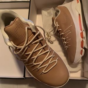 KD 8 EXT. Never worn. Tan and orange